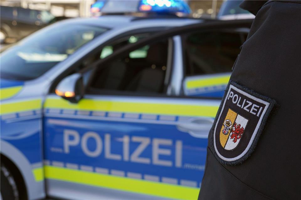 Die Polizisten konnten die Tatverdächtigen in der Nähe der Schule aufspüren. (Symbolbild)Marcus Brandt/dpa