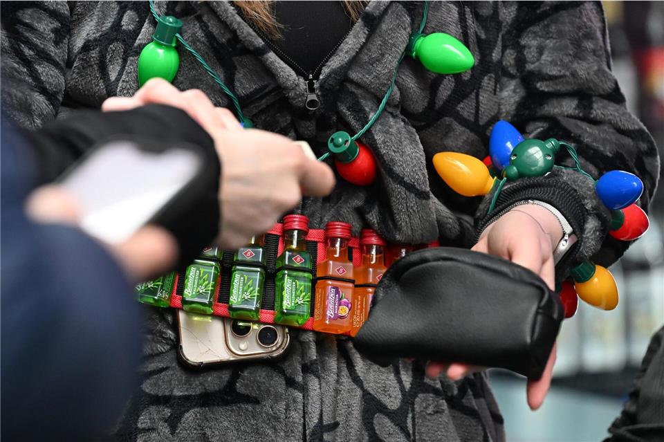 Die Polizisten kontrollieren auch die Taschen der Jugendlichen. Michael Brandt/dpa
