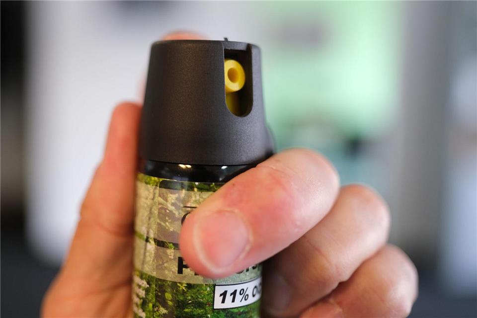 Mann bedroht Passanten und verletzt Polizisten Die Polizisten setzten Pfefferspray gegen den 28-Jährigen ein.Bernd Weißbrod/dpa