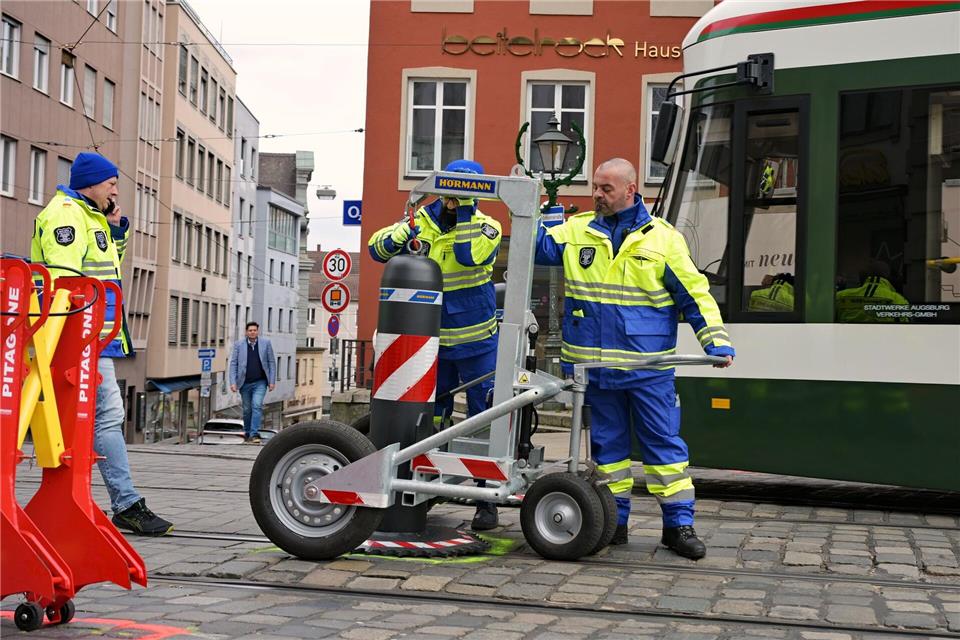 Die Poller-Verschieberei vom Augsburger Weihnachtsmarkt ist inzwischen bundesweit ein Internet-Hit. (Archivbild)Malin Wunderlich/dpa