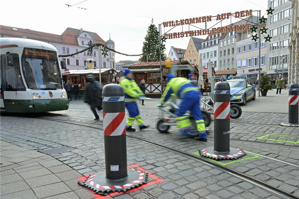 Die Poller sollen Besitzer des Augsburger Christkindlesmarkts schützen.Malin Wunderlich/dpa