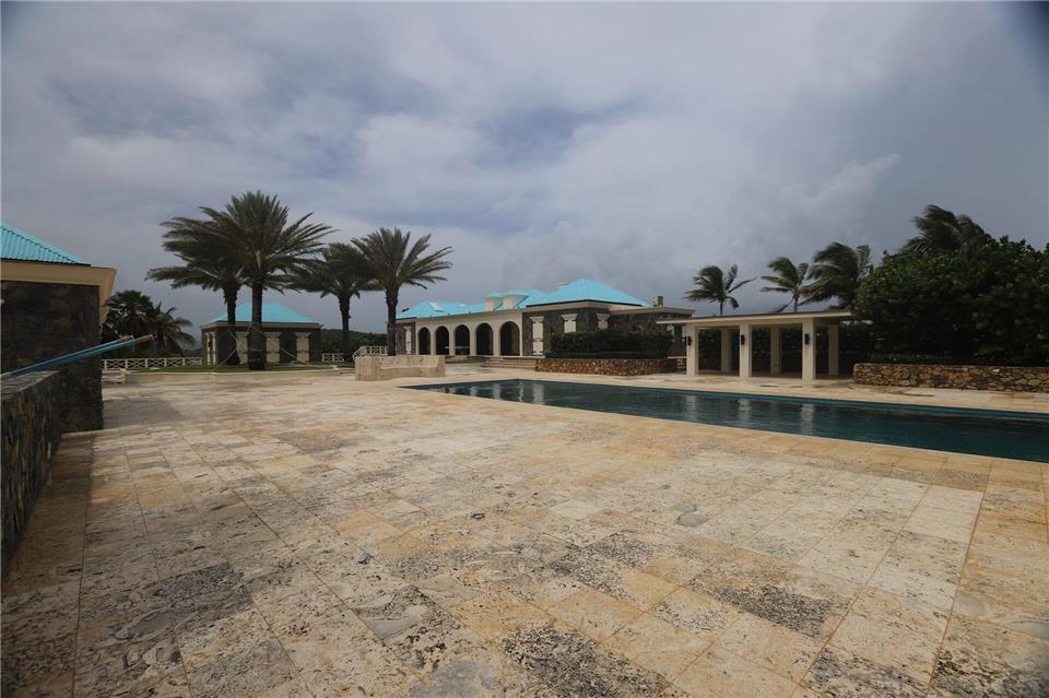 Die Poolanlage auf der Epstein-Insel.--/House Oversight Comittee/dpa