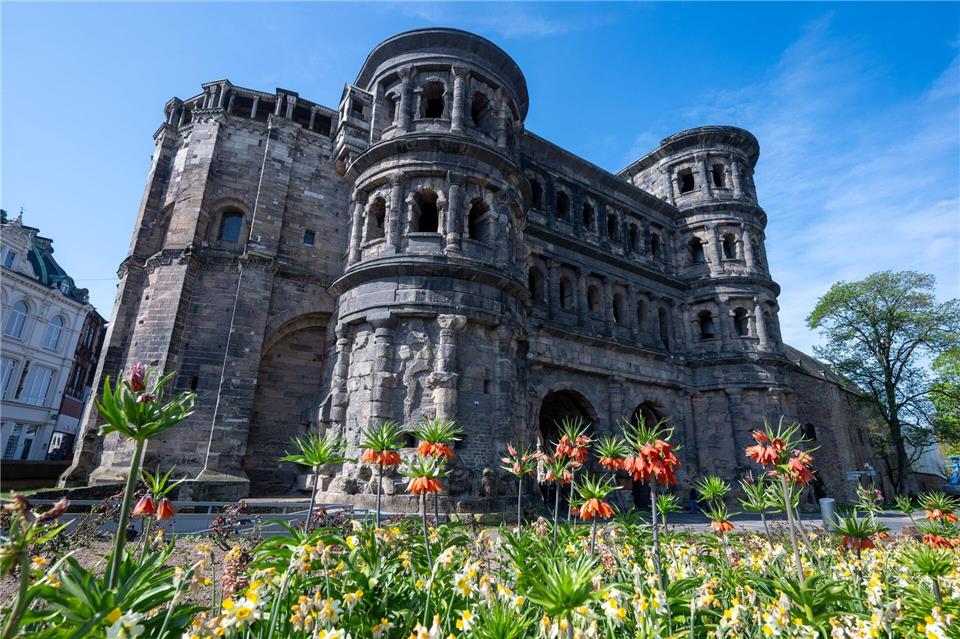 Die Porta Nigra wird sauber gemacht. Harald Tittel/dpa