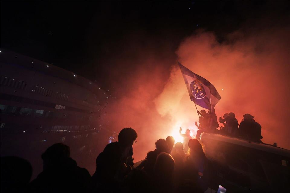 Die Porto-Fans feierten das 1:0 gegen Alverca vor dem Stadion.Miguel Angelo Pereira/AP/dpa