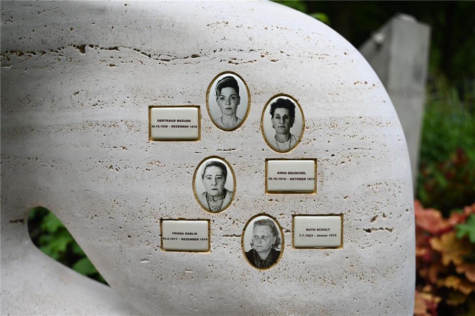 Die Porträts sind nach Angaben des Vereins Garten der Frauen kriminalpolizeiliche Aufnahmen. David Hammersen/dpa