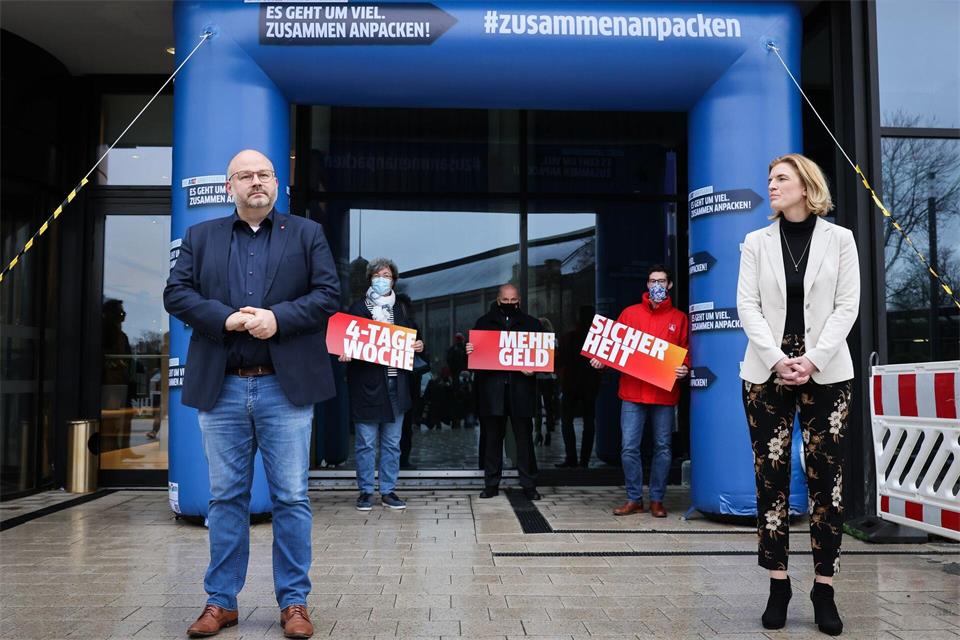 Die Positionen der Tarifparteien liegen noch weit auseinander. (Archivbild) Christian Charisius/dpa