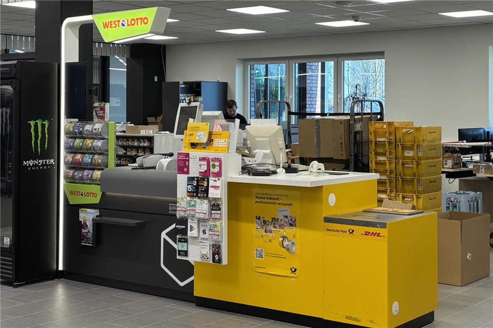 Die Post und die Lotto-Annahmestelle finden sich im Kassenbereich des Raiffeisen-Marktes.