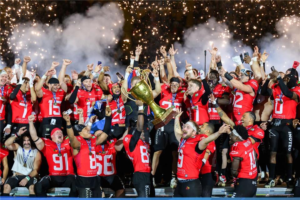 Die Potsdam Royals werden in Dresden Deutscher Meister im American Football und jubeln mit dem Pokal. Robert Michael/dpa
