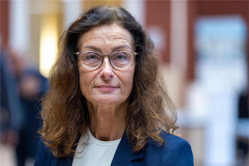 Die Präsidentin des Landesrechnungshofs, Martina Johannsen, hat den Jahresbericht 2026 ihrer Behörde vorgelegt. (Archivbild)Jens Büttner/dpa