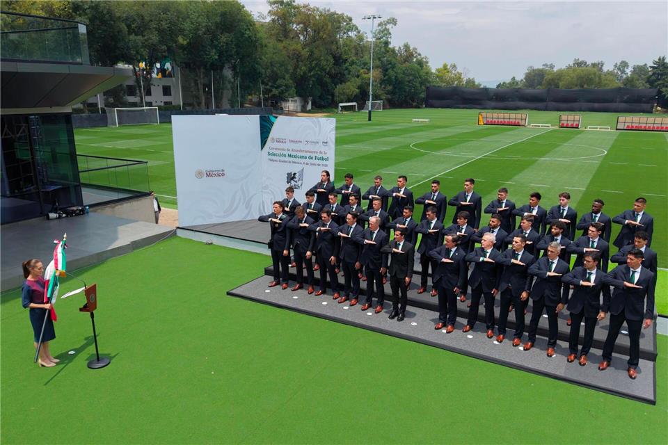 Die Präsidentin schwört „El Tri“, wie Mexikos Nationalmannschaft genannt wird, noch mal ein. -/Mexico’s Presidency via XinHua/dpa