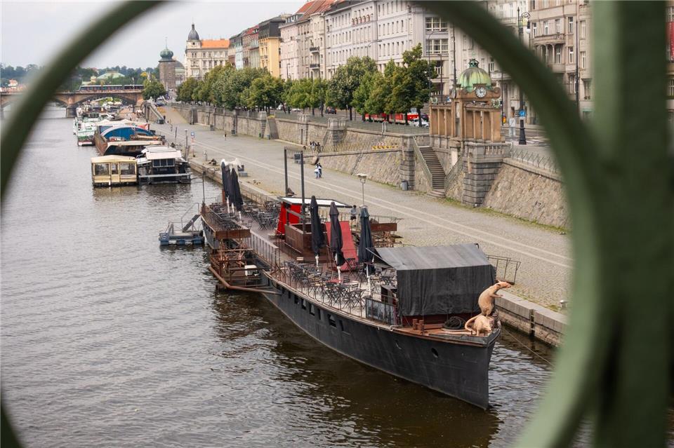 Die Prager Uferpromenade kam im Film „From the World of John Wick: Ballerina“ vor.Andreas Drouve/dpa-tmn