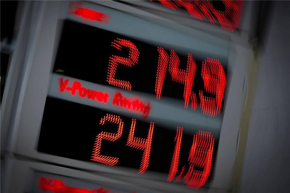 Die Preise an der Tankstelle sind für viele eine Last. (Symbolbild)Peter Kneffel/dpa