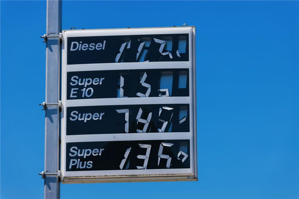 Die Preise für Benzin und vor allem Diesel sind zuletzt nach unten gepurzelt. (Archivbild)Philipp von Ditfurth/dpa