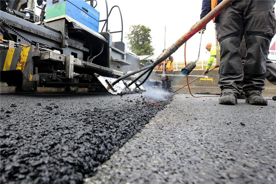 Die Preise für Bitumen sind mit dem Iran-Krieg rasant gestiegen. (Symbolbild)Roland Weihrauch/dpa