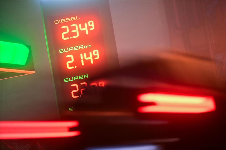 Die Preise für Diesel und Benzin sind an einer Tankstelle zu sehen. Am 1. April tritt die Spritpreisbremse in Kraft - seit heute dürfen Tankstellen nur einmal täglich, um 12.00 Uhr, die Preise erhöhen.Sebastian Christoph Gollnow/dpa