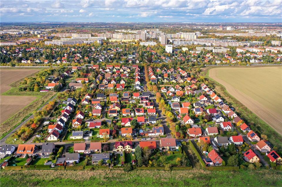 Die Preise für Ein- und Zweifamilienhäuser blieben 2024 in Sachsen in etwa konstant. (Archivbild)Jan Woitas/dpa