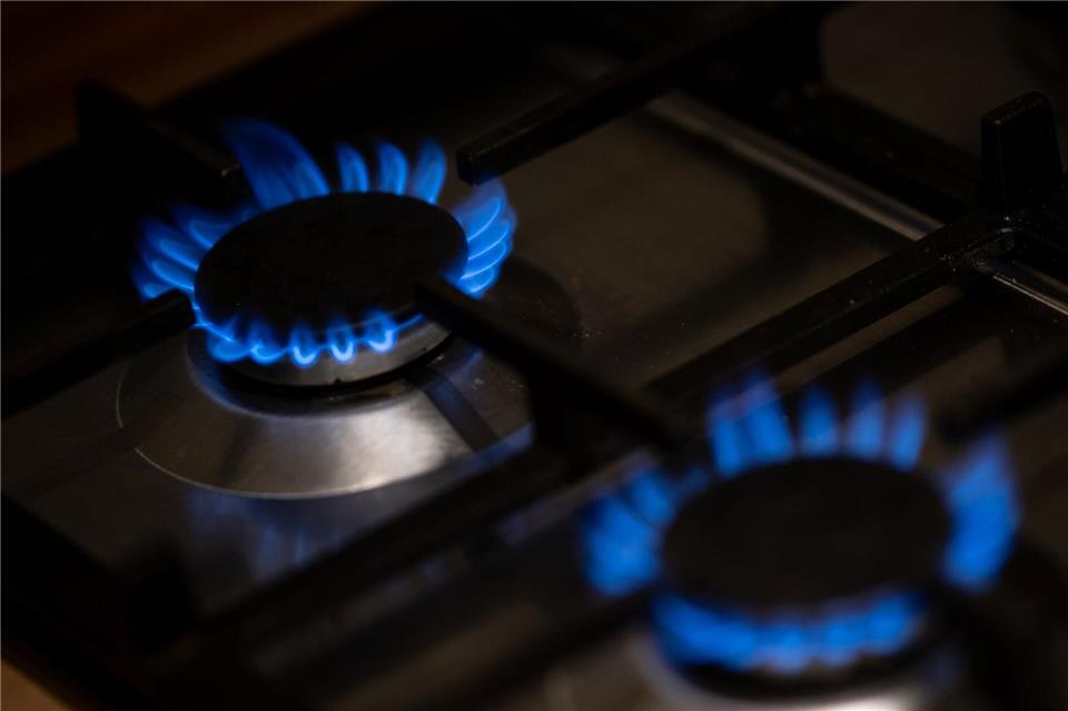 Die Preise für Gas und Strom sind gesunken, aber deutlich höher als vor dem Ukraine-Krieg. (Symbolbild)Fabian Sommer/dpa