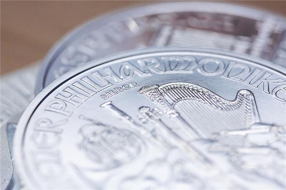 Die Preise für Silber und Gold steigen weiter.Fernando Gutierrez-Juarez/dpa