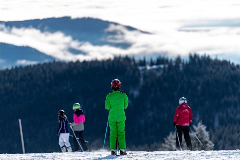 Die Preise für Skipässe sind in dieser Saison im Schnitt um rund fünf Prozent gestiegen: Am teuersten ist das Tagesticket für Erwachsene mit 106 Euro im Schweizer Zermatt, während am Feldberg im Schwarzwald bereits 42 Euro ausreichen.Patrick Seeger/dpa/dpa-tmn