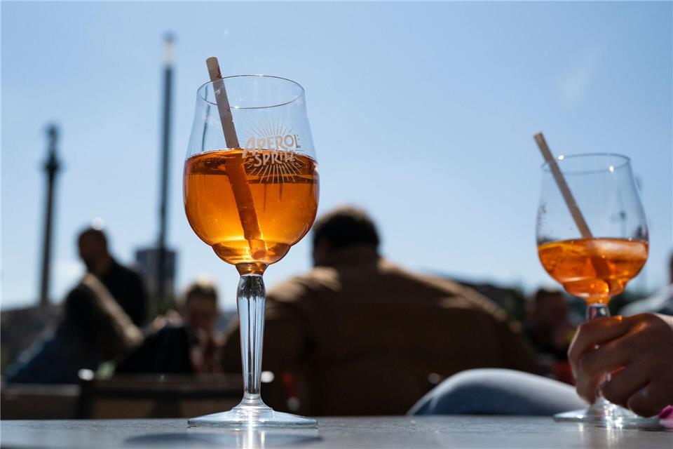 Die Preise für das Mischgetränk Aperol Spritz bleiben vielerorts stabil.Marijan Murat/dpa