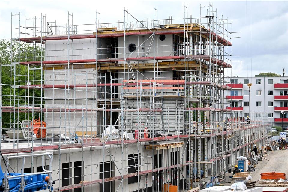 Die Preise für den Neubau von Wohngebäuden in Thüringen haben sich innerhalb eines Jahres um 5,5 Prozent erhöht. (Symbolbild)Soeren Stache/dpa