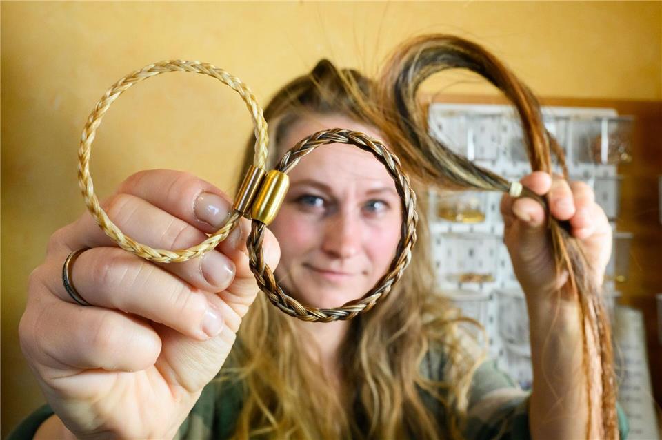 Die Preise für ein Armband starten bei 49 Euro.Julian Stratenschulte/dpa