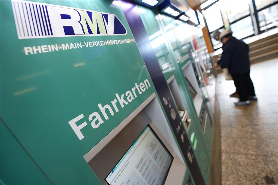 Die Preise für ermäßigte Nahverkehrstickets in Hessen steigen. (Symbolbild)Arne Dedert/dpa