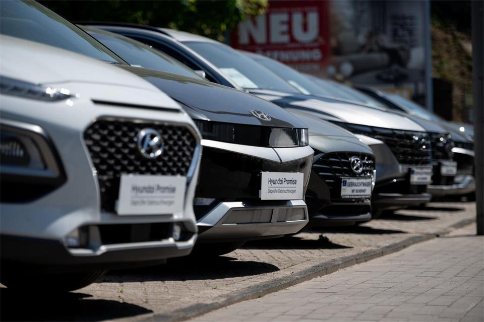Die Preise für gebrauchte Elektroautos haben angezogen. (Archivbild)Fabian Strauch/dpa