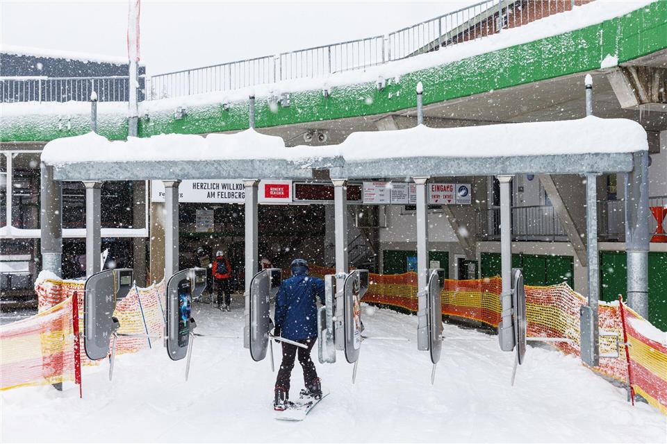 Skifahren wird am Feldberg teurer Die Preise werden im Wintersportgebiet Feldberg angehoben. (Archivbild)Philipp von Ditfurth/dpa