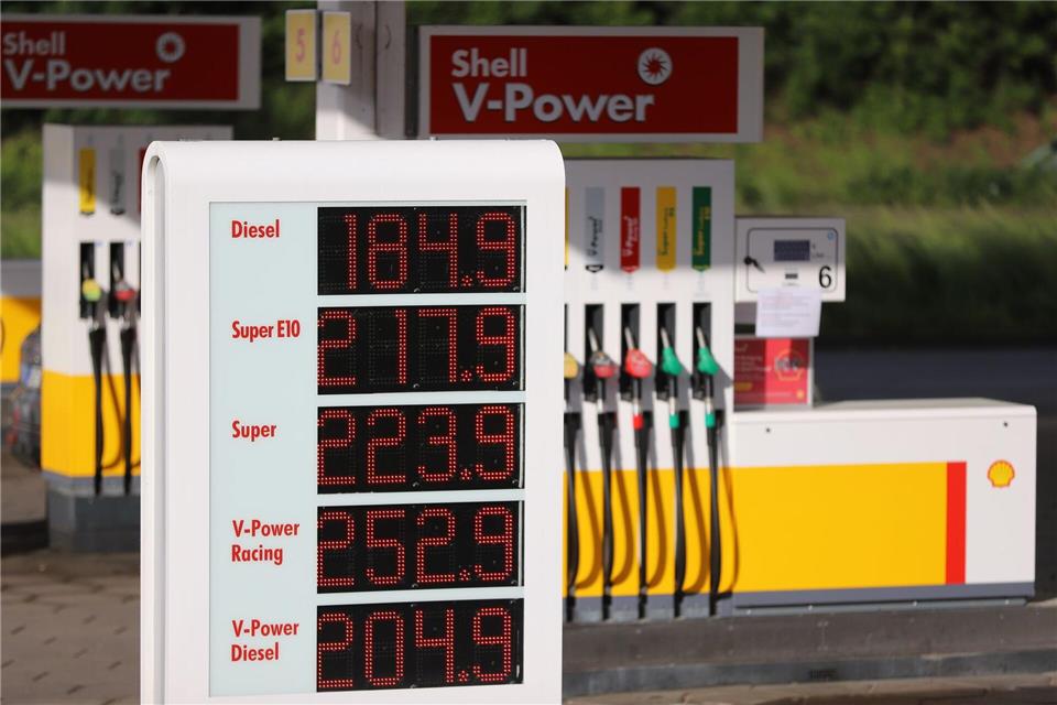 Die Preistafel an einer Shell-Tankstelle an der Autobahn 59 zeigt für Diesel einen Preis von 1,849 Euro pro Liter an.dpa