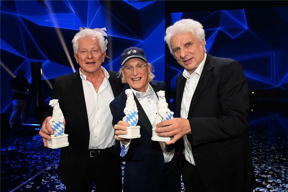 Die Preisträger Miroslav Nemec (l-r), Otto Waalkes und Udo Wachtveitl stehen bei der Verleihung des TV- und Streaming-Awards „Blauer Panther“ in der BMW Welt in München auf der Bühne.Felix Hörhager/dpa