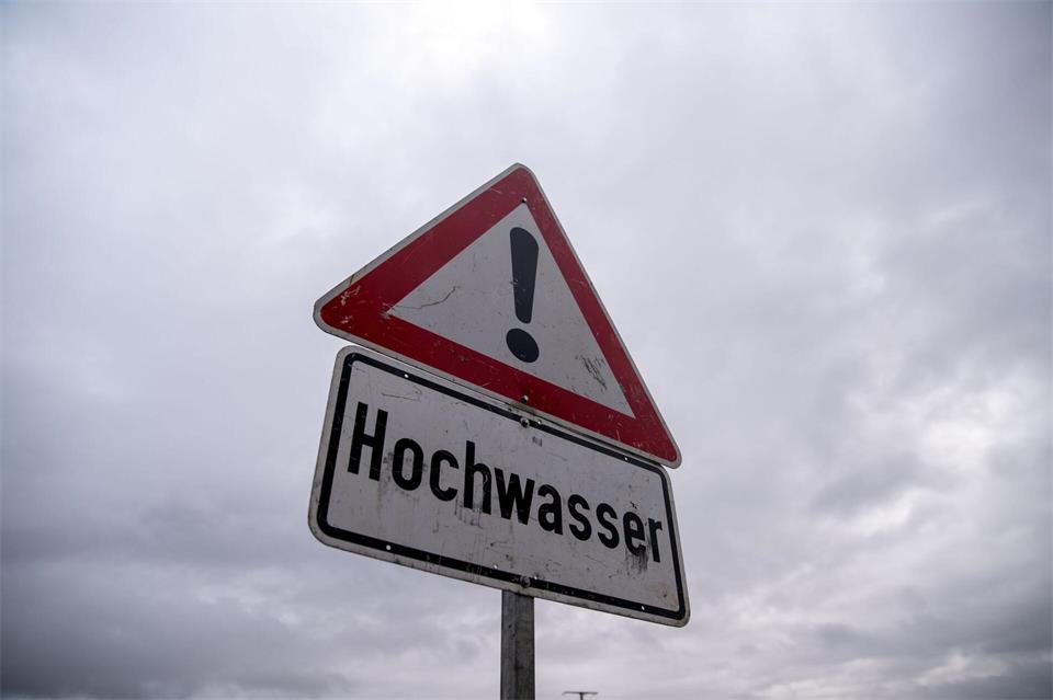 Die Preisträgerin beschäftigt sich mit der besseren Vorhersage von Extremereignissen wie Hochwasser. (Symbolbild)Pia Bayer/dpa