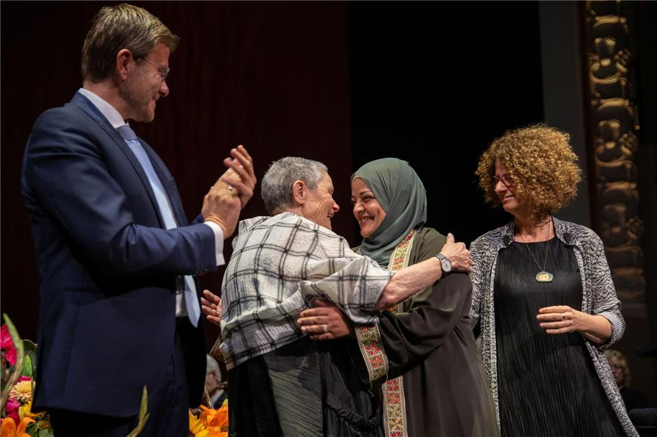 Menschenrechtspreis für Nahost-Versöhnungsinitiative Die Preisträgerinnen freuen und umarmen sich.Pia Bayer/dpa