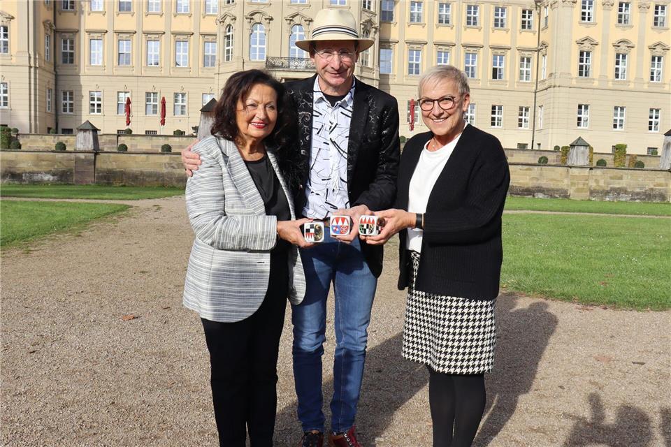 Die Preisträgerinnen und Preisträger des diesjährigen Frankenwürfels: Alice Walchshöfer, Otmar Schmelzer und Rosi Kraus.Alexander Warkotsch/Regierung von Unterfranken/dpa