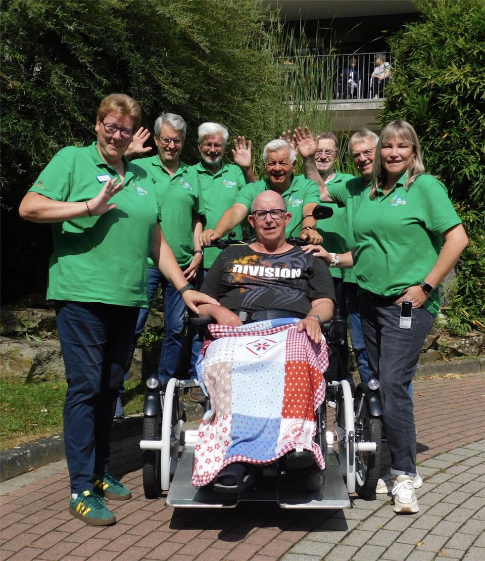 Die Premierenfahrt mit der neuen Heiderikscha führte zum Heidener Sportplatz – ein Ziel mit besonderer Bedeutung für Robert Rudde, war er dort doch viele Jahre als Fußball-Schiedsrichter aktiv.