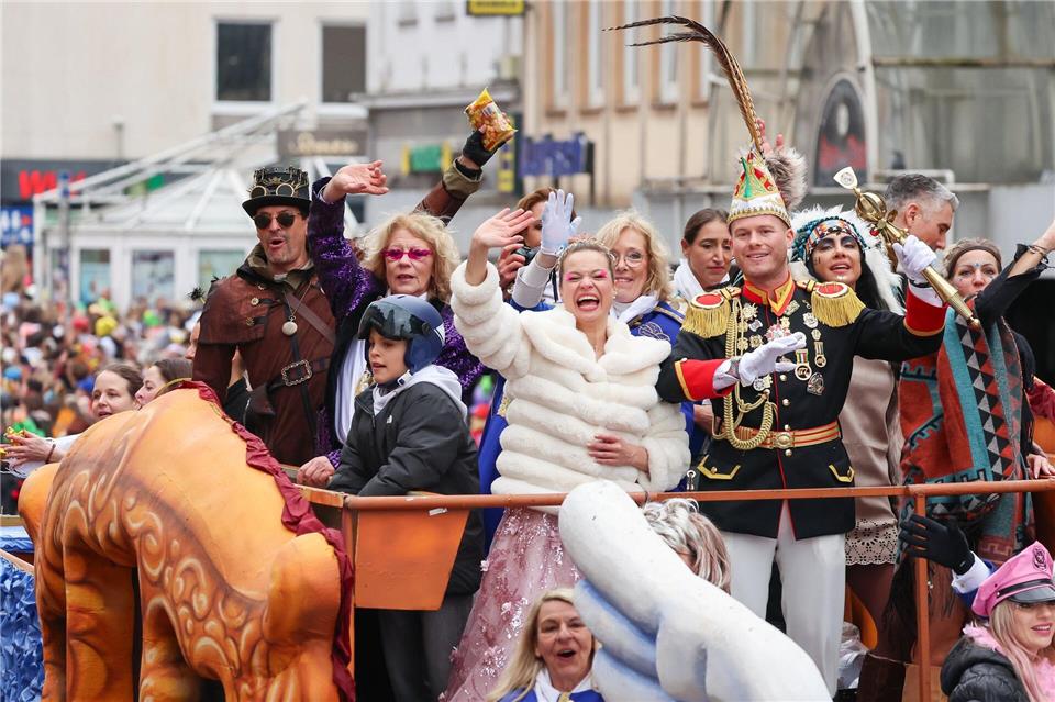 Die Prinzenpaare fahren bei Umzügen oft auf Wagen mit. (Archivbild)Daniel Löb/dpa