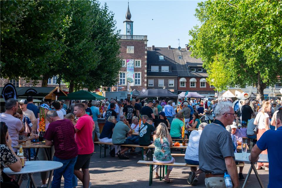 Die Probiermeile feierte in diesem Jahr Premiere - und zog viele Besucher auf den Marktplatz.