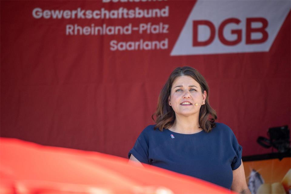 Die Probleme bei den Themen Bildung, Wohnen und Rente treten besonders bei jungen Menschen zutage, sagt DGB-Landeschefin Susanne Wingertszahn. (Archivbild)Harald Tittel/dpa