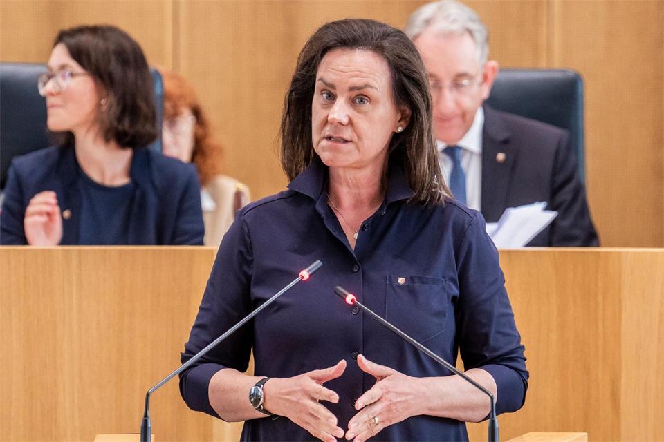 Die Probleme in Ludwigshafener Schule seien innerhalb der bestehenden Strukturen nicht zu lösen, sagt Bildungsministerin Ute Eiling-Hütig (CDU). (Archivbild)Andreas Arnold/dpa