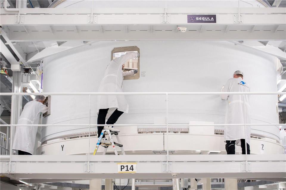 Die Produktion an den Standorten wird hochgefahren.Hauke-Christian Dittrich/dpa