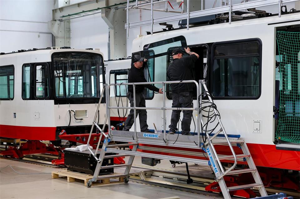 Die Produktion beim Leipziger Straßenbahnbauer läuft wieder. (Archivbild) Jan Woitas/dpa