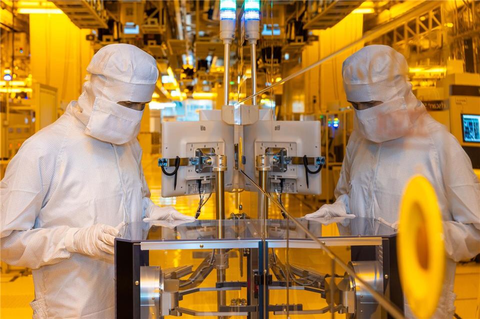 Die Produktion im Reinraum erfolgt unter Gelblicht, um die extrem empfindlichen Fotolacke zu schonen.  Jürgen Lösel/dpa