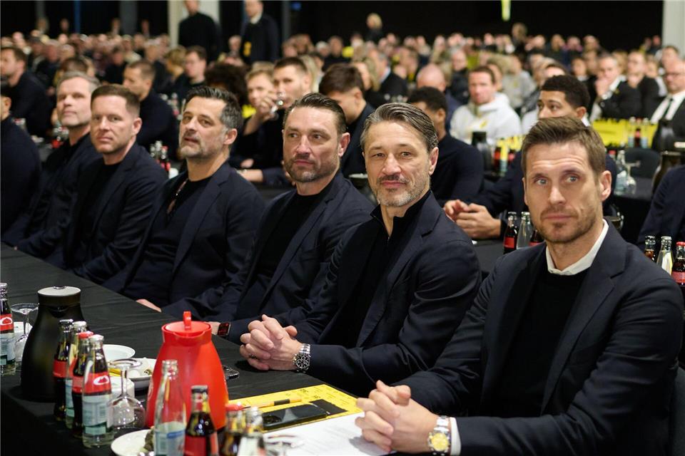 Die Profimannschaft des BVB lauschte der Abschiedsrede von Watzke als Chef der GeschäftsführungBernd Thissen/dpa