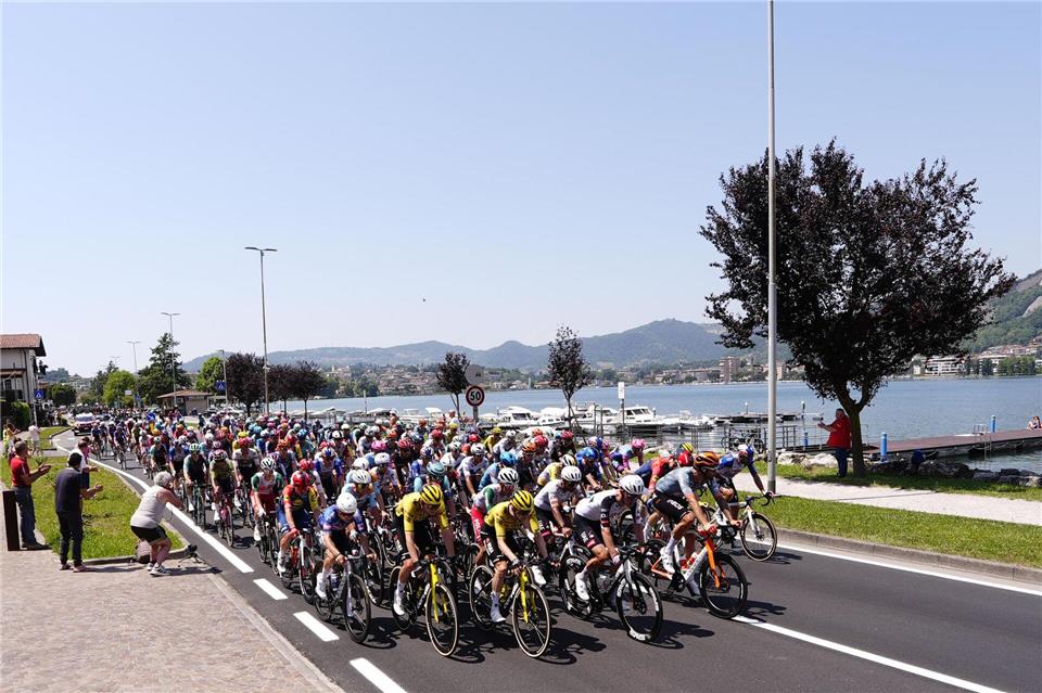 Die Profis auf der 17. Etappe des 109. Giro d’Italia. Fabio Ferrari/LaPresse via ZUMA Press/dpa