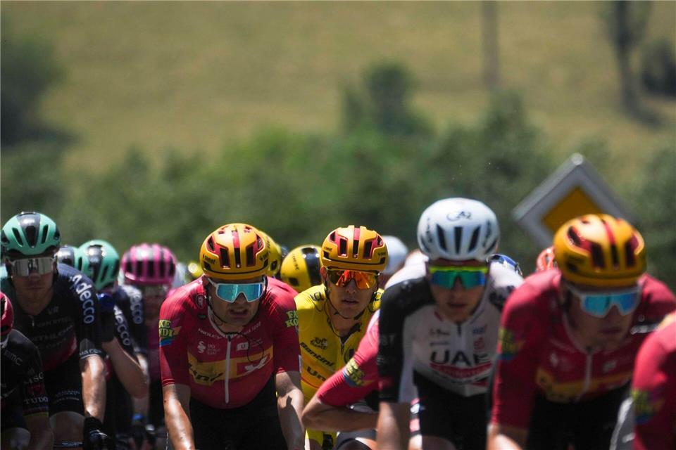 Die Profis bei der Tour de France. Thibault Camus/AP/dpa