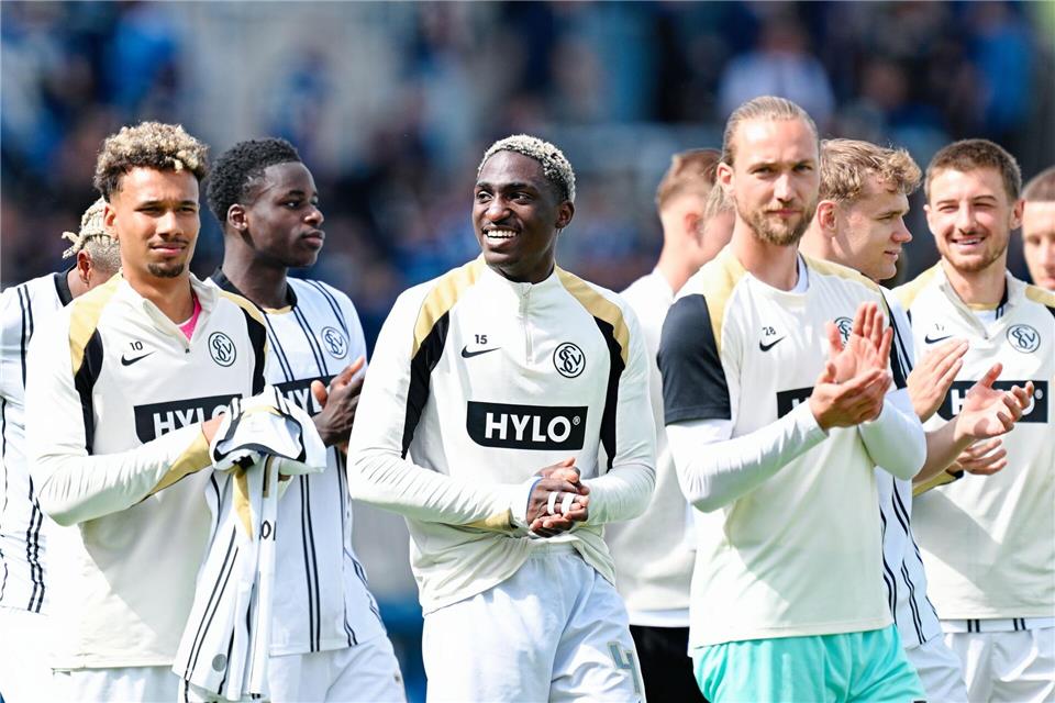 Die Profis der SV Elversberg können sich für eine starke Saison mit dem Bundesliga-Aufstieg belohnen. (Archivbild)Uwe Anspach/dpa