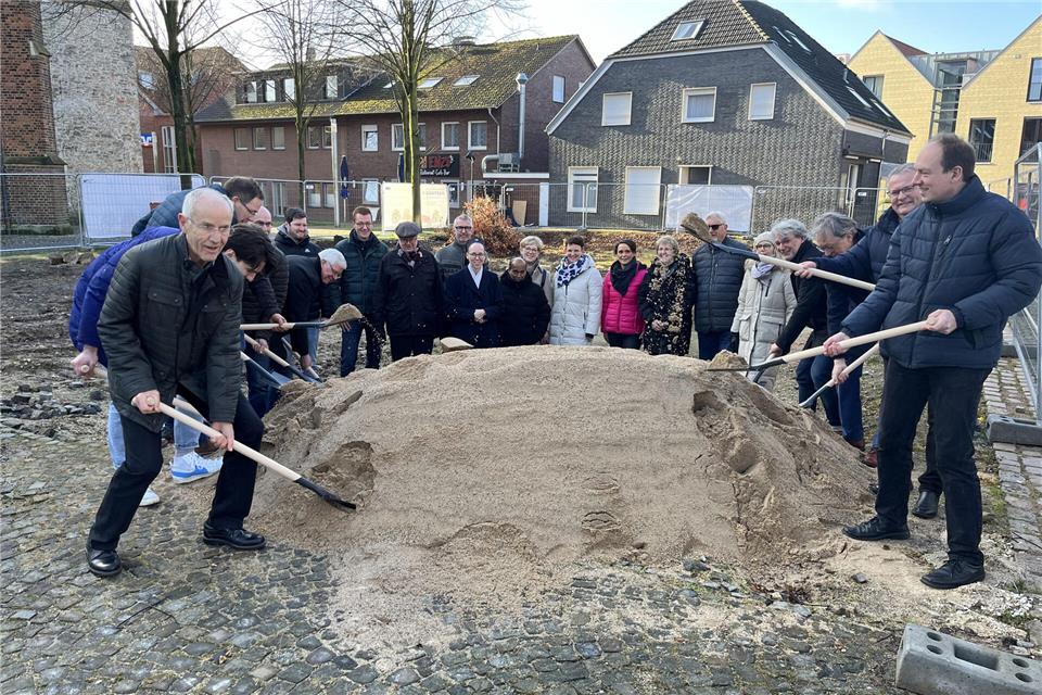 Die Projekt-Beteiligten haben sich zum offiziellen Spatenstich getroffen.