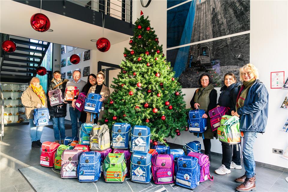 Die Projektorganisatoren haben 26 Ranzen an Mitarbeiterinnen der teilnehmenden Kitas übergeben.