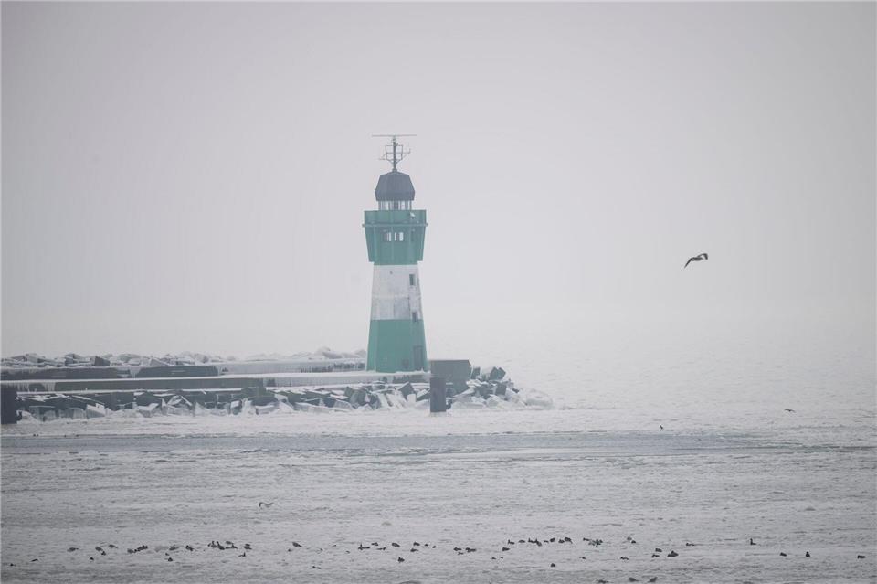 Die Prorer Wiek ist weitgehend mit Eis bedeckt.Philip Dulian/dpa