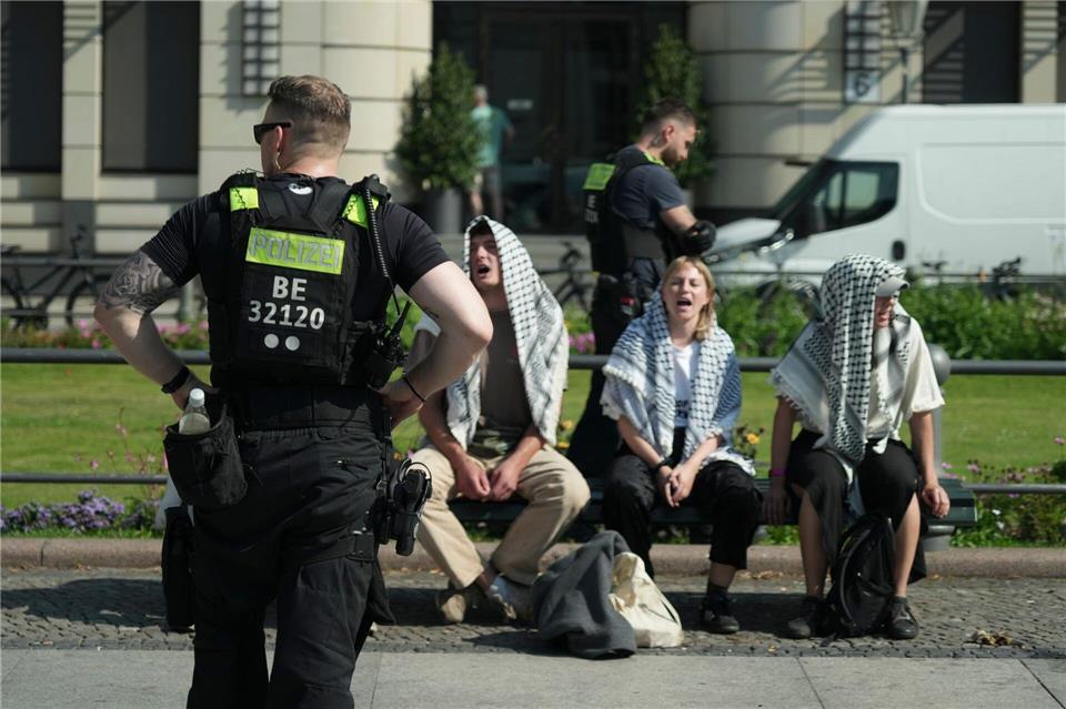 Die Protestaktion richtet sich auch gegen den Gazakrieg und den Einsatz von deutschen Waffen in Kriegsgebieten.Sven Kaeuler/dpa